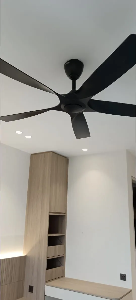 Renovix Home Services 在吉隆坡带定制柜体的卧室天花上安装的哑光黑五叶吊扇。