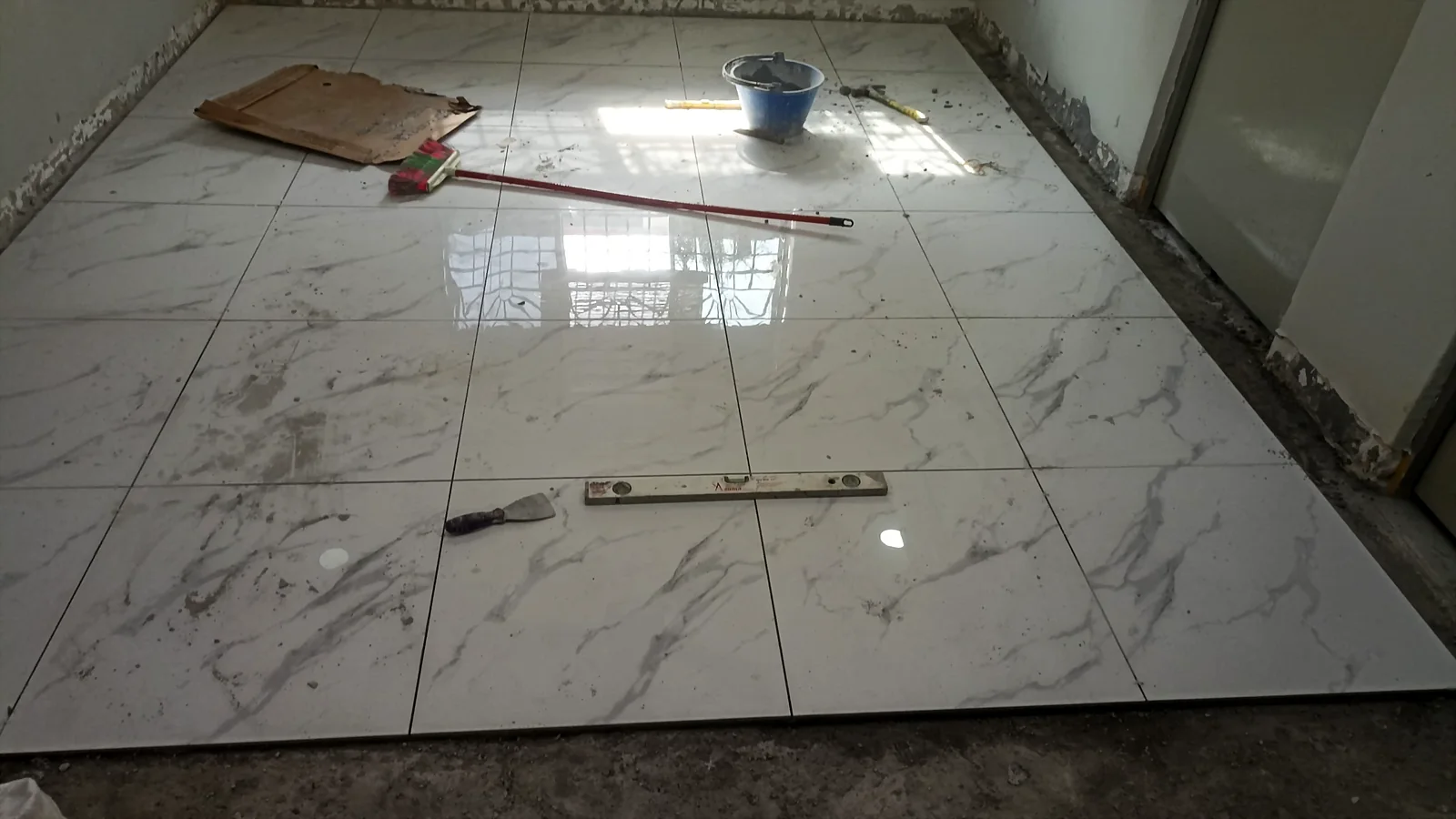 Renovix Home Services 在吉隆坡铺设并调平的大尺寸仿云石地砖。