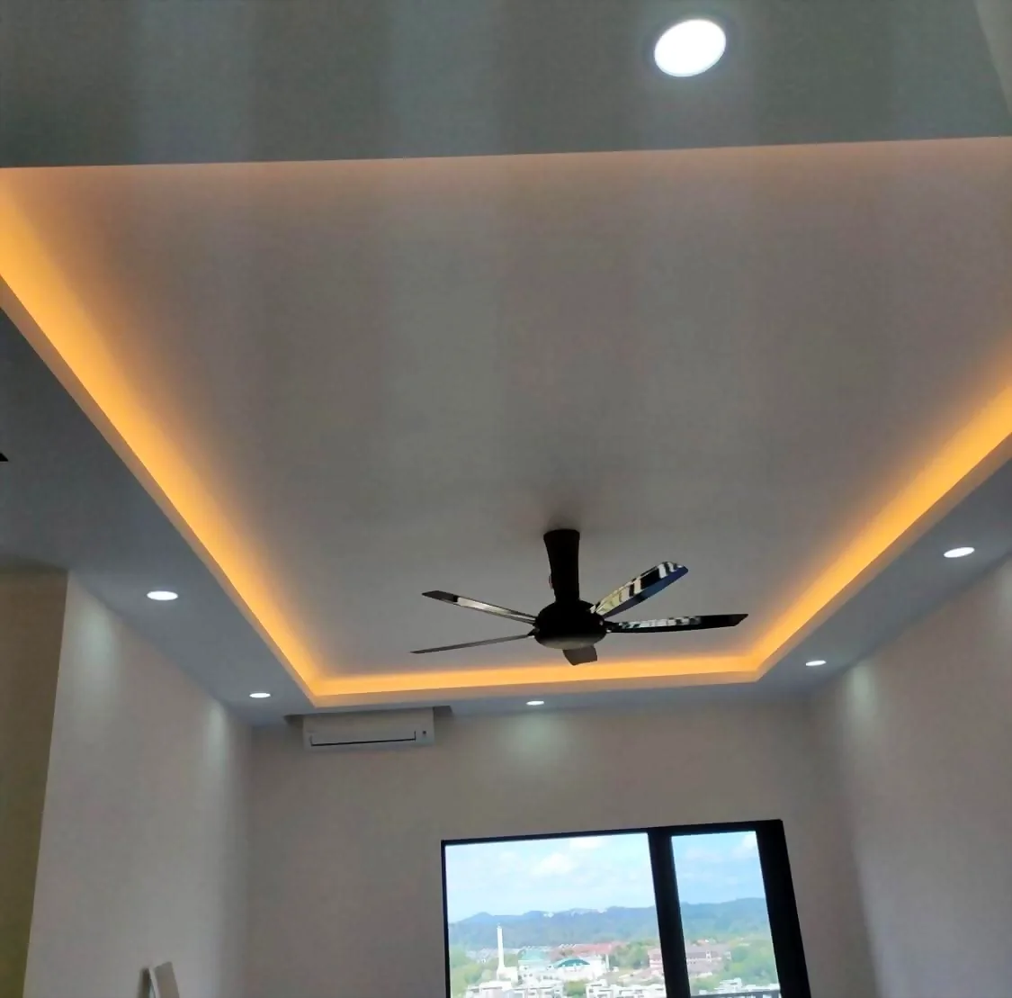 Renovix Home Services 在雪兰莪安装的石膏天花,配灯槽照明、筒灯与吊扇。