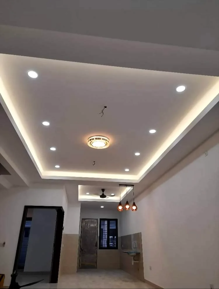 Renovix Home Services 在吉隆坡安装的层叠式石膏天花、筒灯与吊灯。