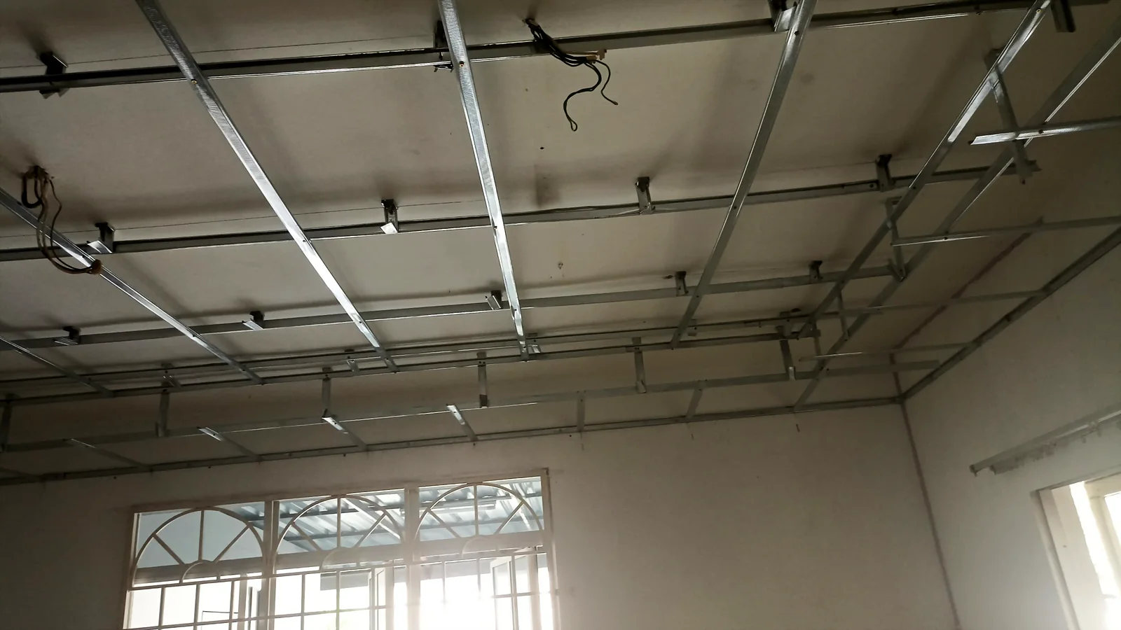 Renovix Home Services 在巴生谷商用单位安装的金属吊顶龙骨。