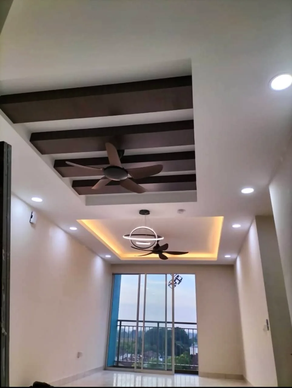 Renovix Home Services 完成的公寓天花,配仿木纹横梁、灯槽照明与吊扇。